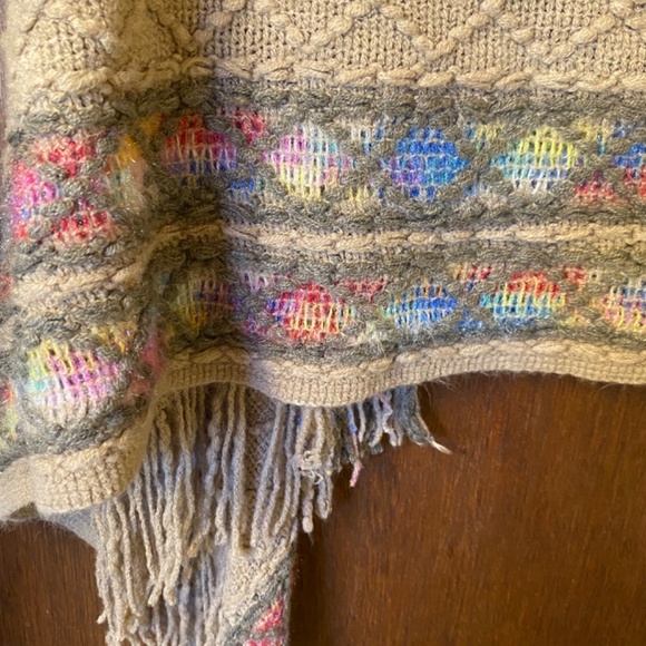 Fringe poncho - Picture 11 of 16